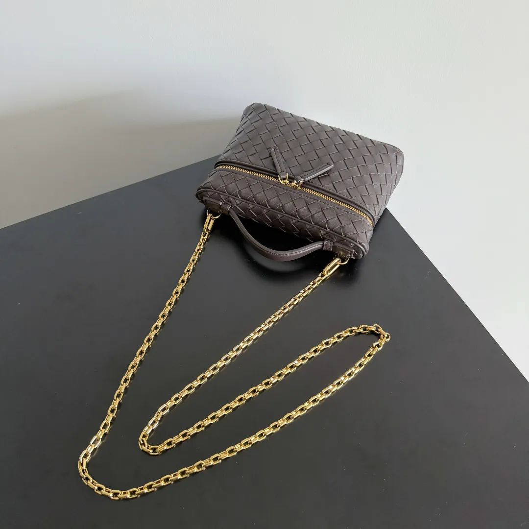 Batch 1480 BOTTEGA VENETA2025 new women's small Soft Vanity cosmetic bag, using the classic Intrecciato weaving technique, inheriting the classics, the ring buckle design 😎 The light metal chain gives you a high-end sense of matching, the chain is removable, and it can be used as a handbag ~ An elegant small bag that is perfect for participating in events. The overall body of the bag is as soft as marshmallow and can be easily kneaded, showing the strong toughness and high-end feel of the leather. The touch of sheepskin is so amazing. It is so healing when pinched! I have absolutely no resistance to small bags! ! ! Style number: 843800 Color: black brown Size: 19*14*3cm
